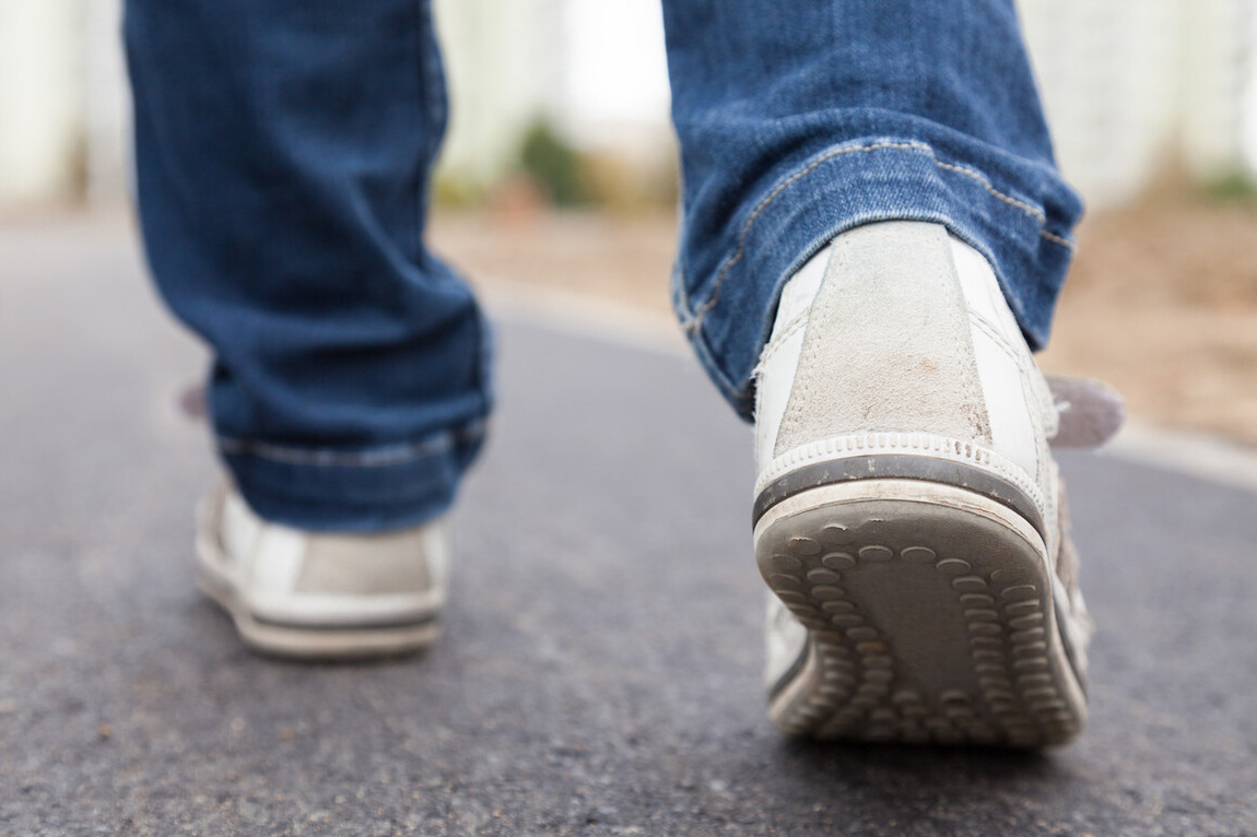 走路运动对鞋子衣服没有太高的要求,但注意选择一双具有足够弹性和