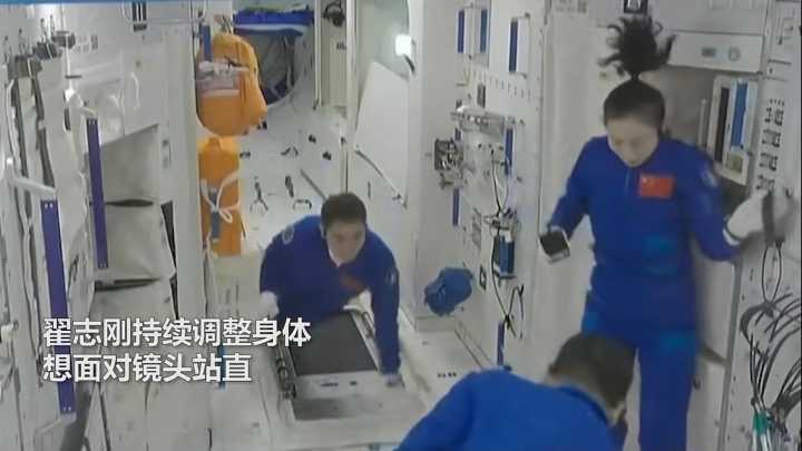王亚平在空间站边跑步边追剧，咋做到的？太空和地面生活有何不同休闲区蓝鸢梦想 - Www.slyday.coM