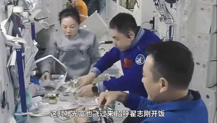 王亚平在空间站边跑步边追剧，咋做到的？太空和地面生活有何不同休闲区蓝鸢梦想 - Www.slyday.coM