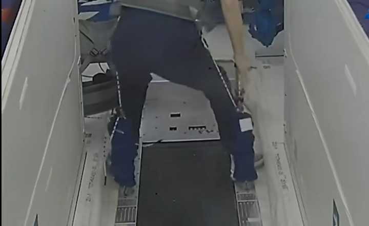 王亚平在空间站边跑步边追剧，咋做到的？太空和地面生活有何不同休闲区蓝鸢梦想 - Www.slyday.coM