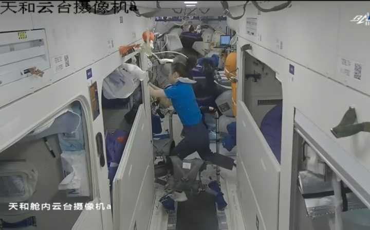 王亚平在空间站边跑步边追剧，咋做到的？太空和地面生活有何不同休闲区蓝鸢梦想 - Www.slyday.coM