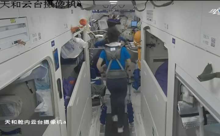 王亚平在空间站边跑步边追剧，咋做到的？太空和地面生活有何不同休闲区蓝鸢梦想 - Www.slyday.coM