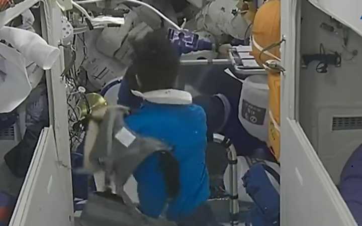 王亚平在空间站边跑步边追剧，咋做到的？太空和地面生活有何不同休闲区蓝鸢梦想 - Www.slyday.coM