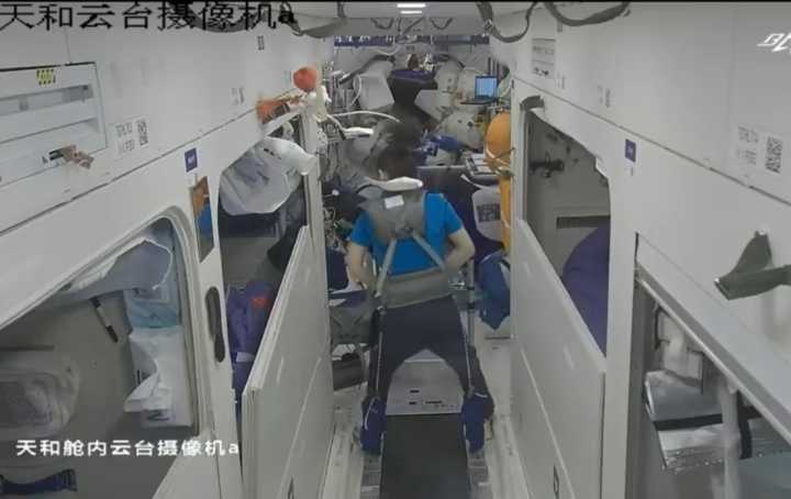 王亚平在空间站边跑步边追剧，咋做到的？太空和地面生活有何不同休闲区蓝鸢梦想 - Www.slyday.coM