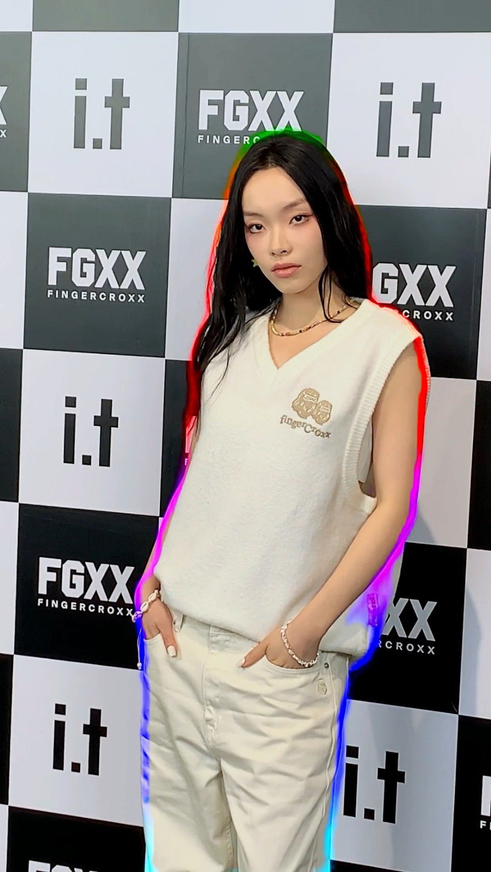 1123上海今日刘柏辛lexie白色造型搭配长直发