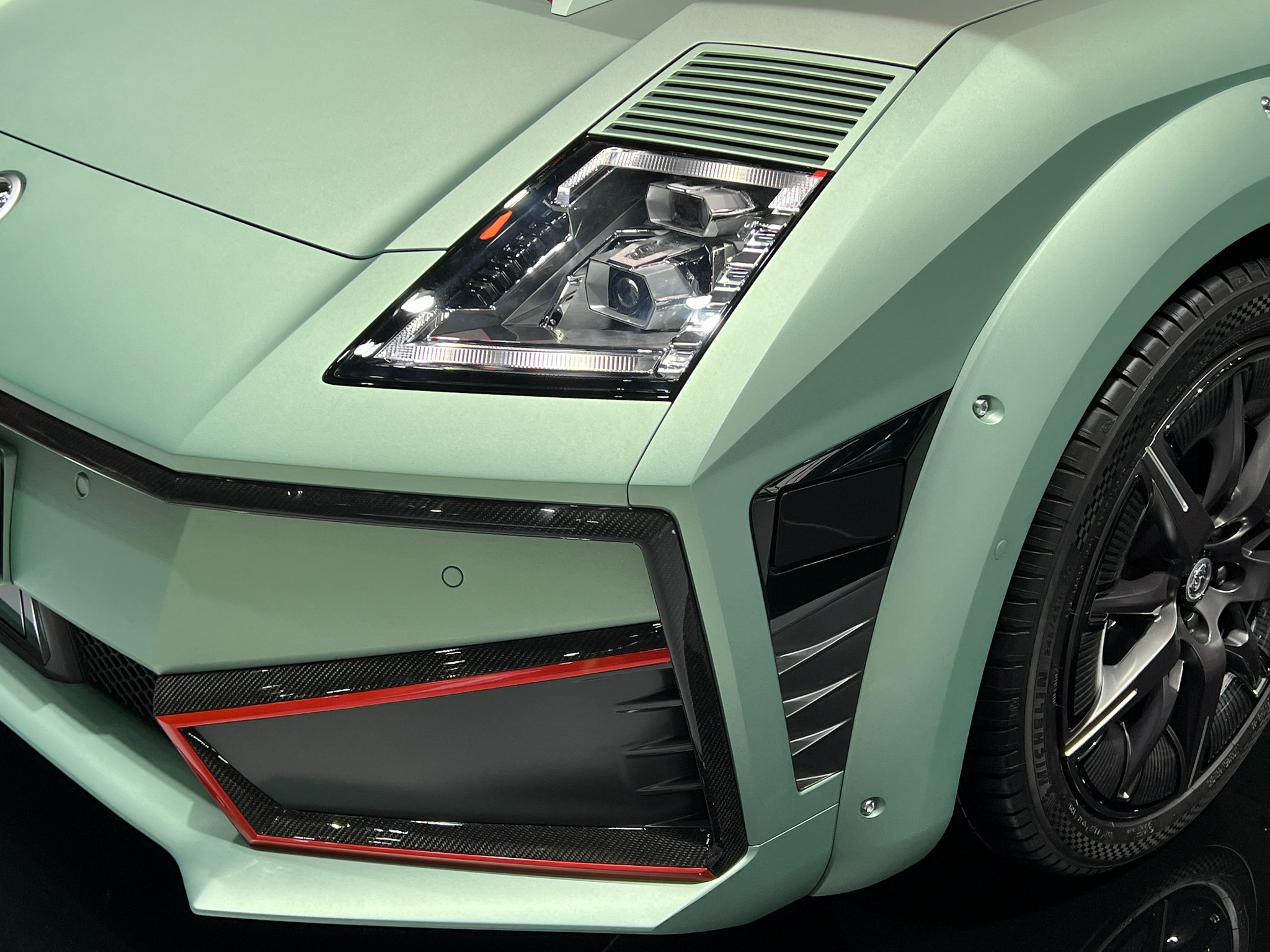 沙龙汽车的首款汽车在广州车展之前就成功的引起了我的注意