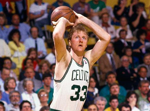 拉里伯德喜欢在面对新秀菜鸟防守投篮,命中了之后还不忘挑衅:欢迎来到