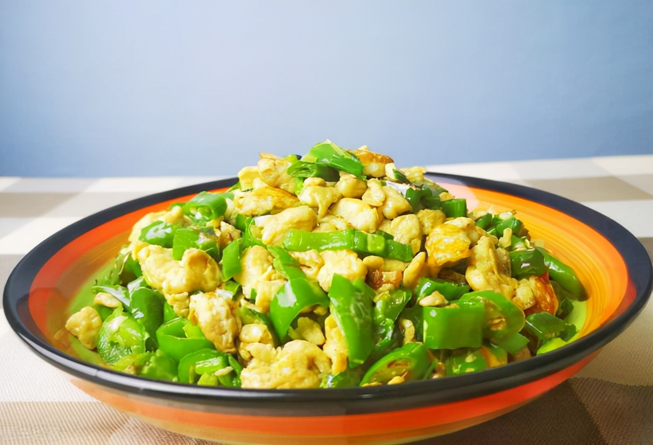 的下饭,但因为现在的生活条件丰富了,这道菜也早已被辣椒炒鸡蛋代替了