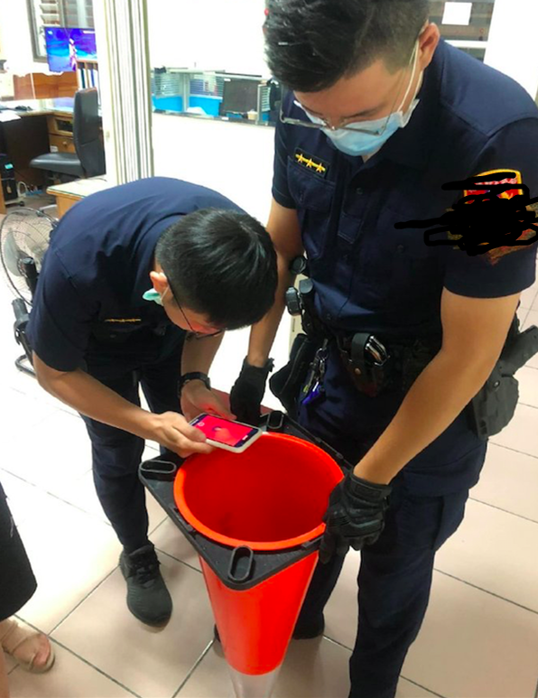 警察收障碍牌的时候,低头看了一眼愣住了:里面怎么有只小可爱?休闲区蓝鸢梦想 - Www.slyday.coM 警察收障碍牌的时候,低头看了一眼愣住了:里面怎么有只小可爱?休闲区蓝鸢梦想 - Www.slyday.coM