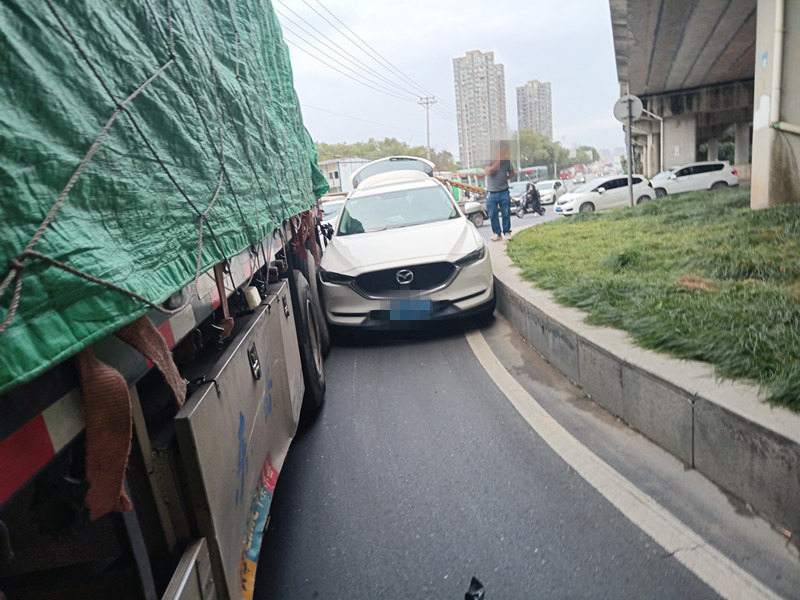 轿车被挤到无法动弹 大货车 内轮差 太可怕