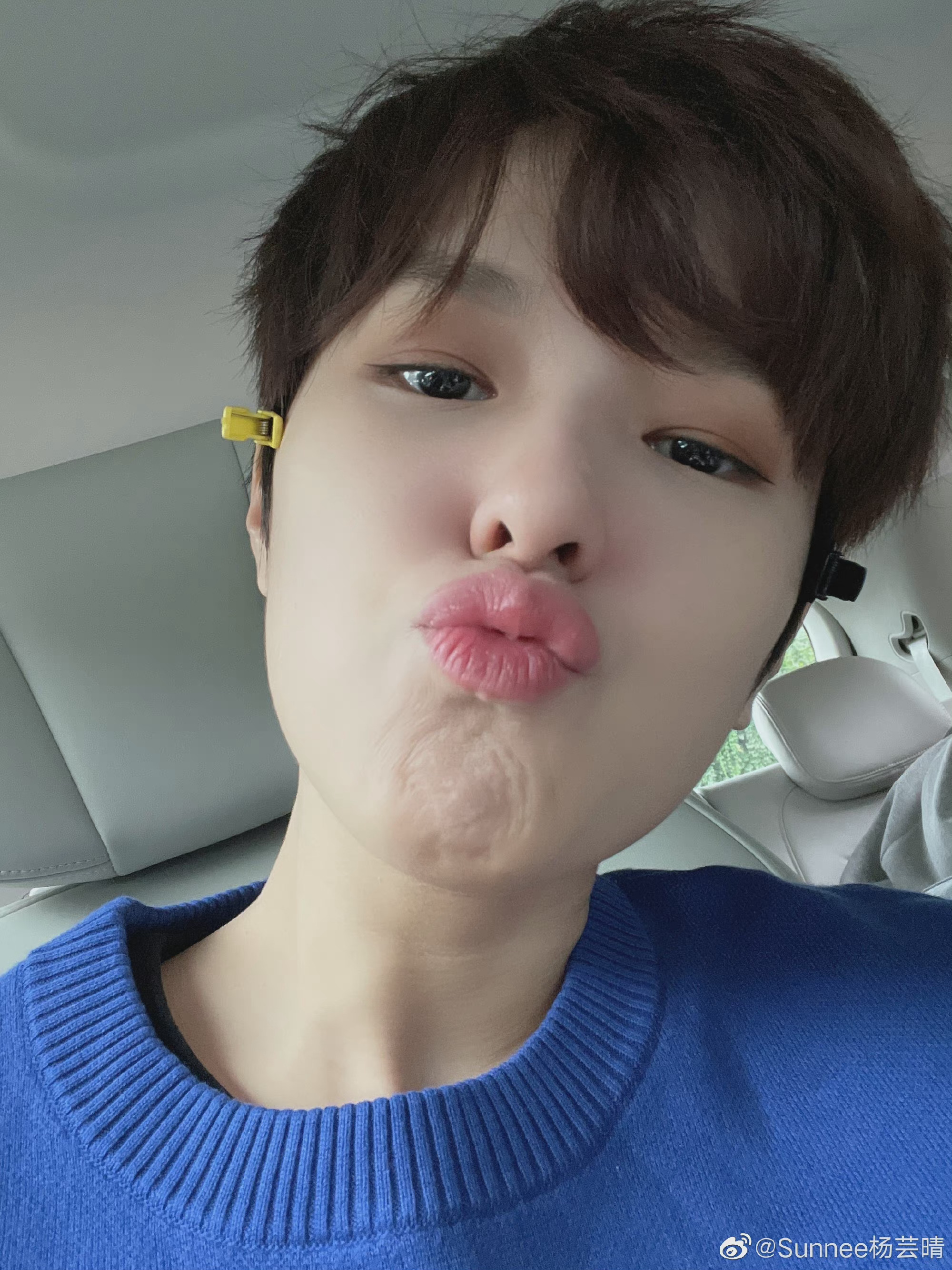 杨芸晴晒车内怼脸自拍剪刀手嘟嘟嘴皮肤好嫩太可爱啦