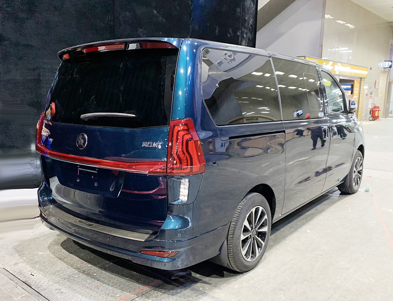 新款东风风行m7实车亮相侧滑门外观霸气搭载20t长城动力