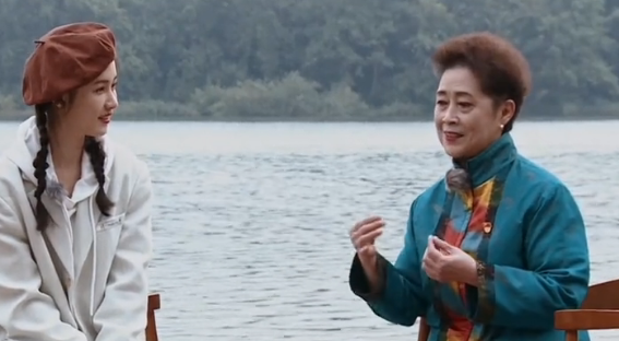 78岁演员黄婉秋近况曝光妆容精致戴银耳环出演刘三姐60年