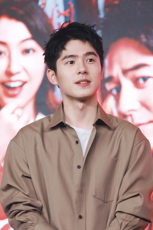 男明星被男粉叫老公时的反应！刘昊然听跪了，朱一龙后牙槽警告休闲区蓝鸢梦想 - Www.slyday.coM