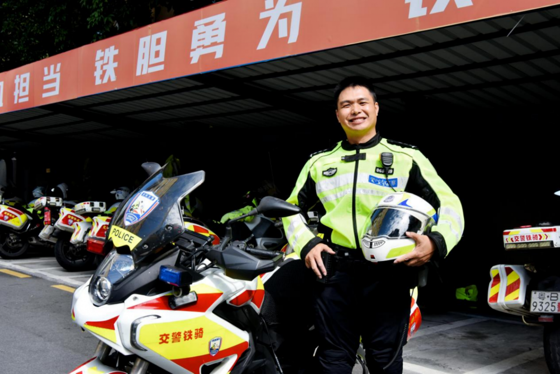 紧急送医途中,车流拥堵路段,还有日常巡逻管控中,深圳市公安局交警