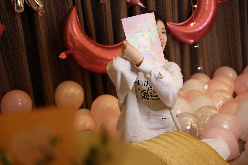 乔欣晒美照为自己庆生 头戴生日帽比v托腮灵动可爱