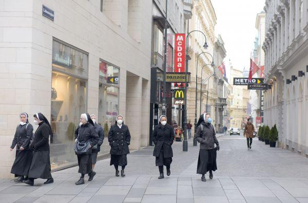 11月22日，人们走在奥地利首都维也纳的一条商业步行街上。新华社
