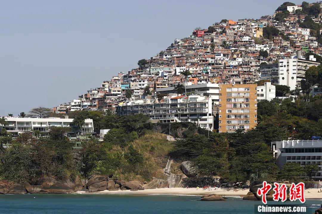 2016年8月拍摄的巴西里约热内卢贫民窟及附近海滩。中新社记者 富田 摄