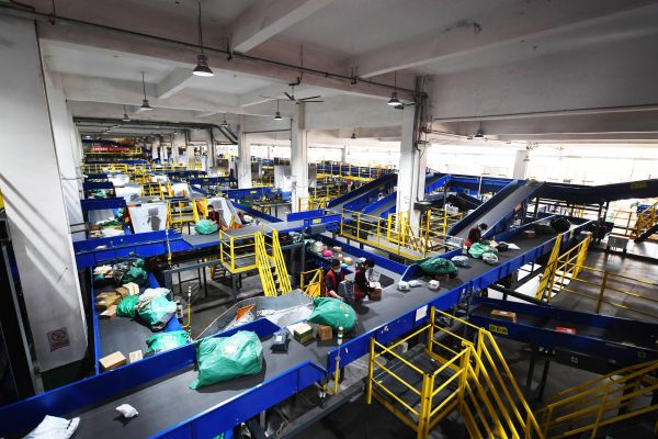 在中国邮政集团有限公司河南省郑州邮区中心,工作人员在分拣快递包裹