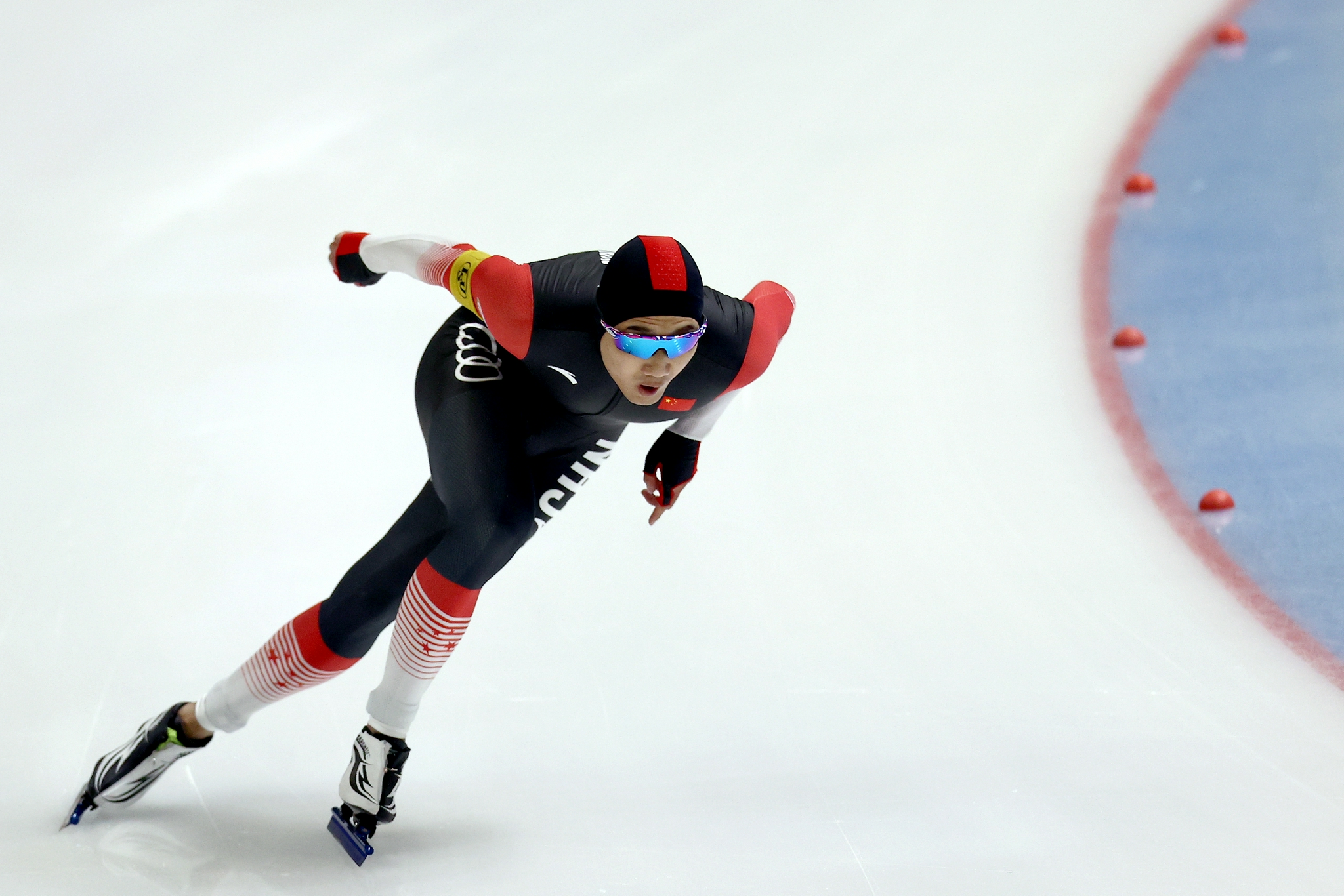 “冰丝带”首个世界纪录！瑞典选手夺速度滑冰男子10000米金牌-侨报网