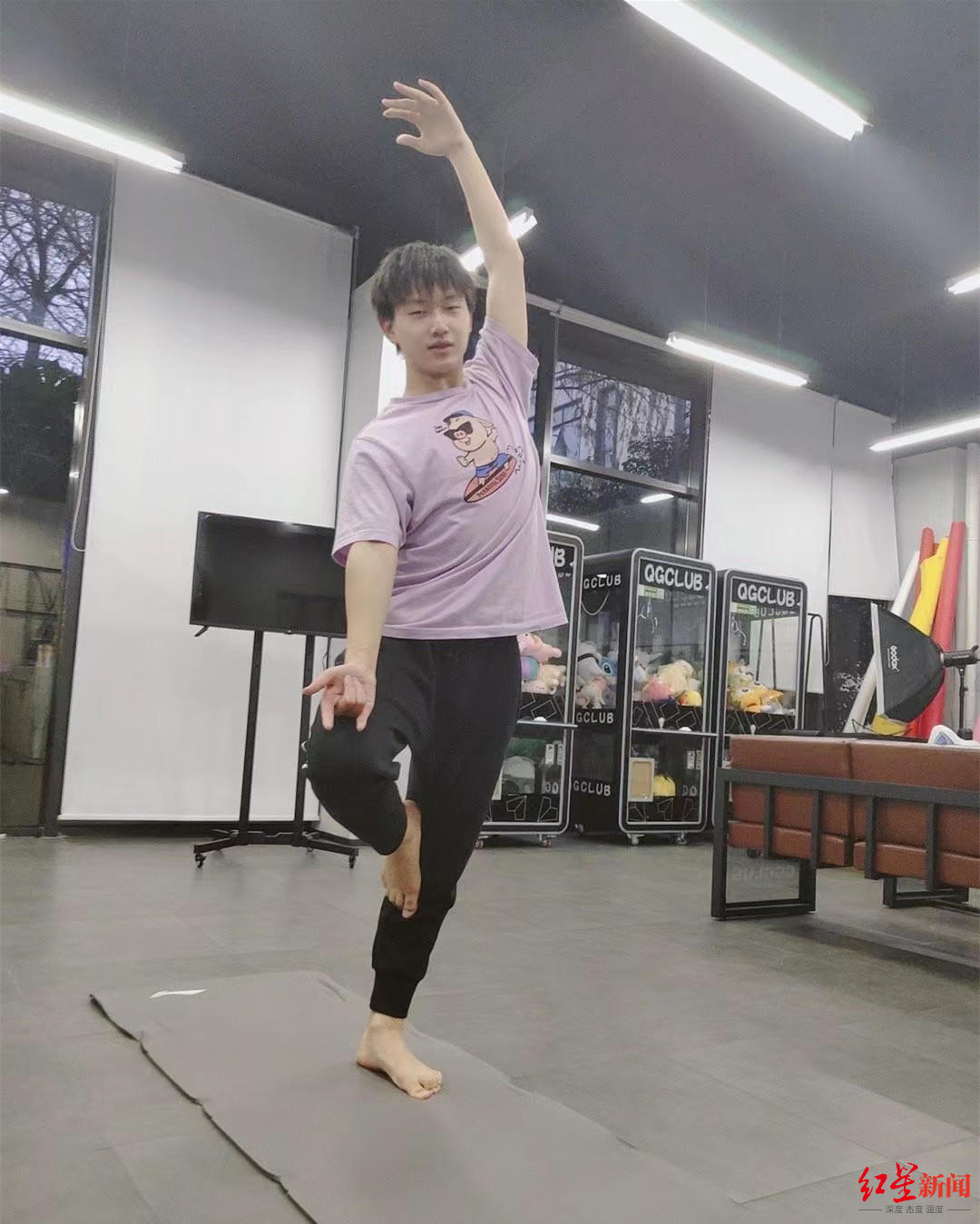 00后接棒电竞冠军彭云飞后厨少年误入电竞5年6次登上职业赛场巅峰