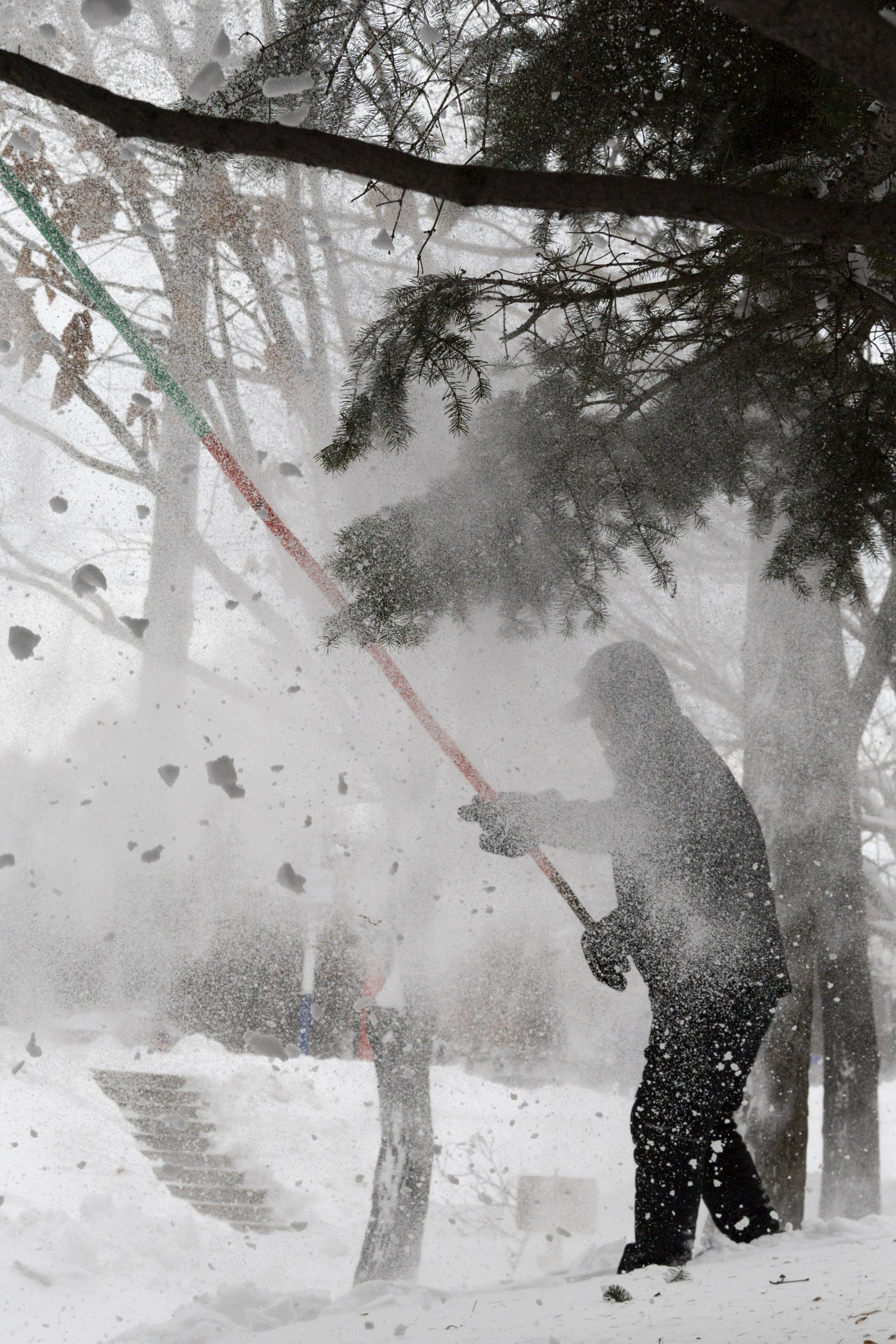 风雪中,他们挥舞6米长竿