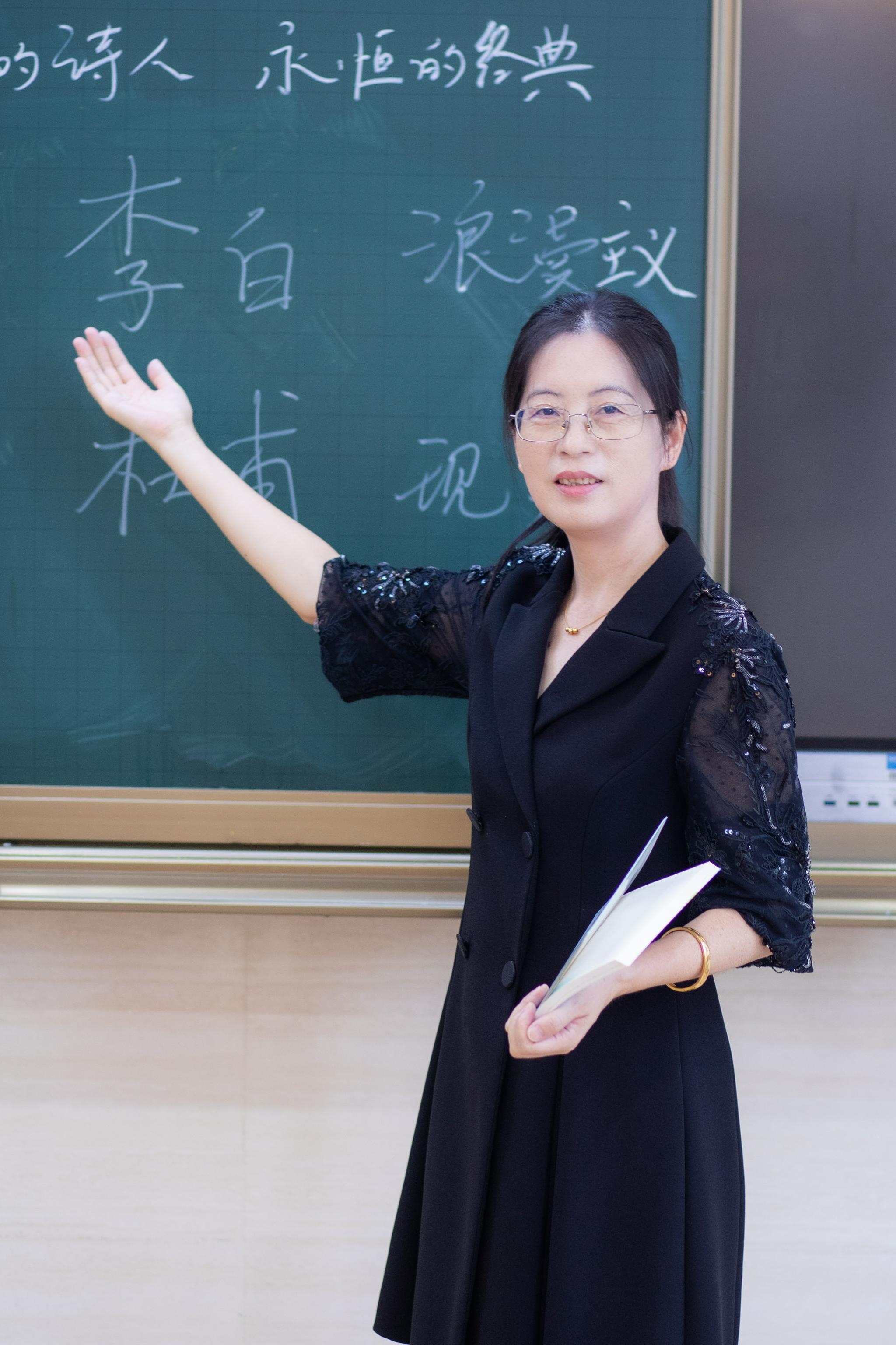 【名师】上海市浦东新区傅雷小学校长王雅琴:文艺双馨