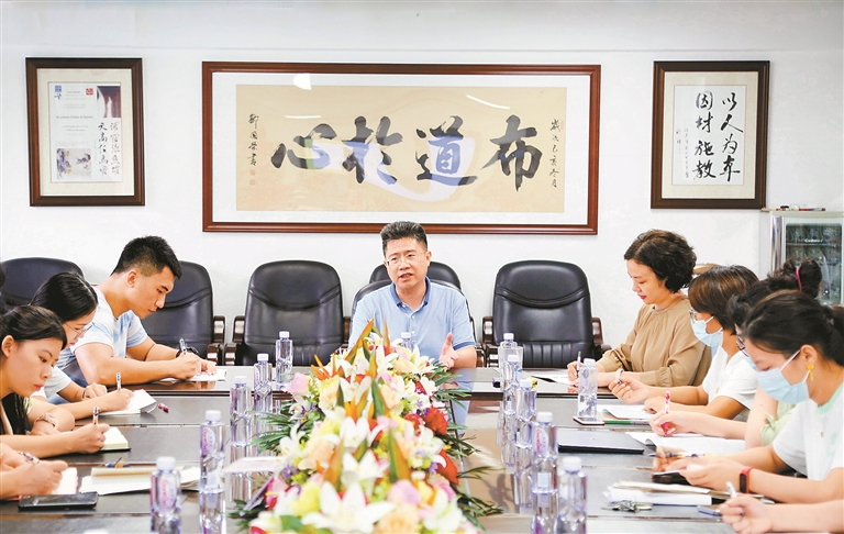 "这是深圳市布心中学校长张汉亮基于"布道于心"的办学理念,对全体教师