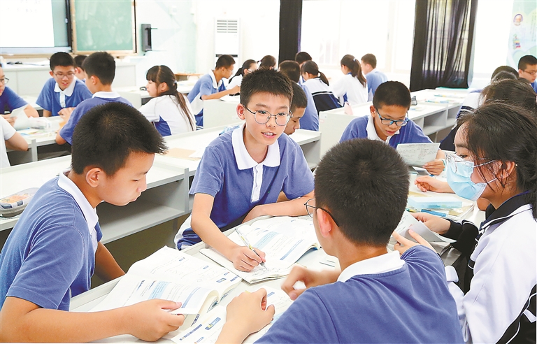 布心学子小组合作学习气氛浓厚.