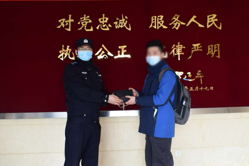 原来,11月18日9时,公益西桥站派出所指挥室民警黄飞亚值班时,一名保安