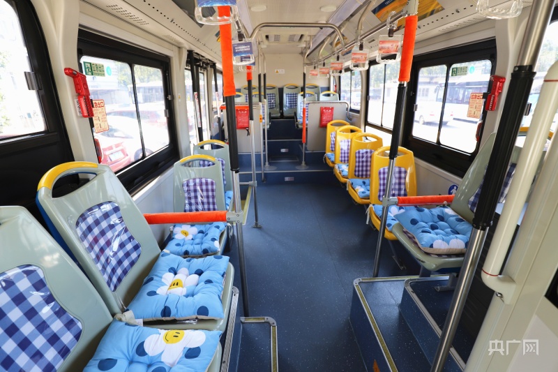 宁波市民在乘坐391路公交车时,发现了暖心的一幕:车厢内的每个座椅上