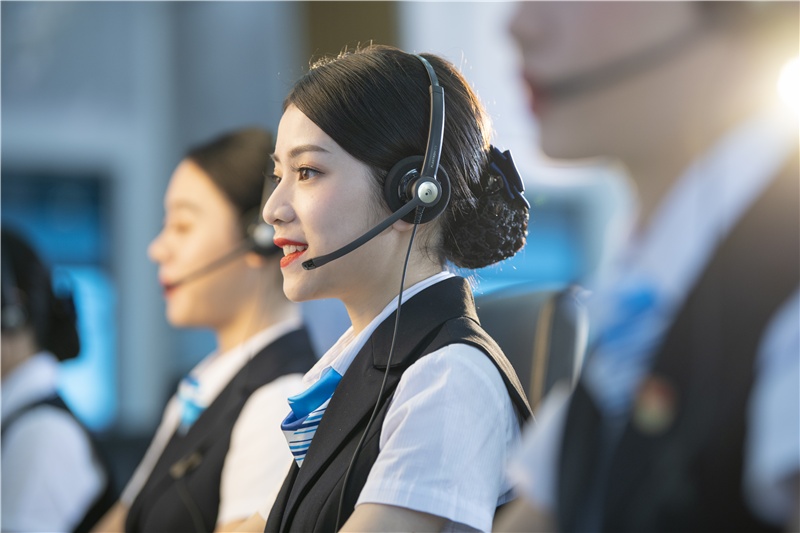 南方电网广西电网公司95598话务员正在微笑服务(央广网发 梁磊摄)