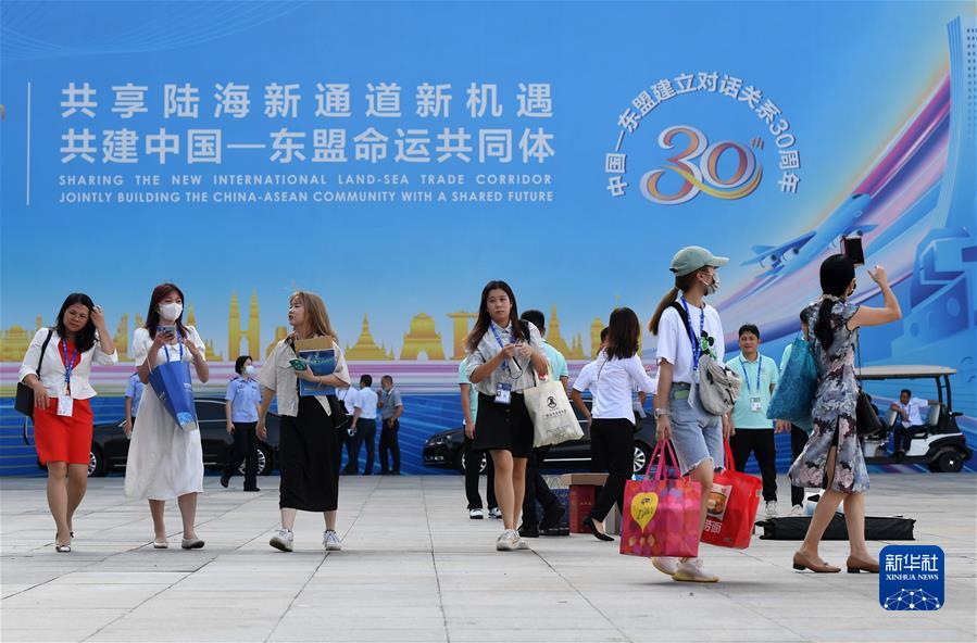 9月11日，在广西南宁国际会展中心，参观者走出第18届中国—东盟博览会展馆。新华社记者 陆波岸 摄
