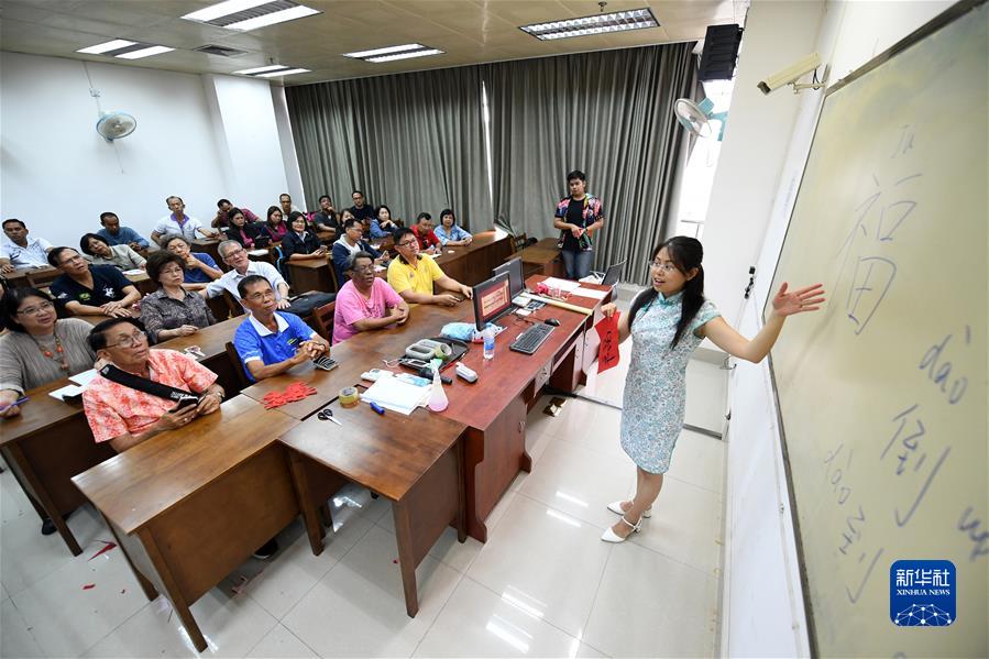 在广西大学，老师给泰国访华团成员讲解汉字“福”（2018年6月25日摄）。新华社记者 陆波岸 摄