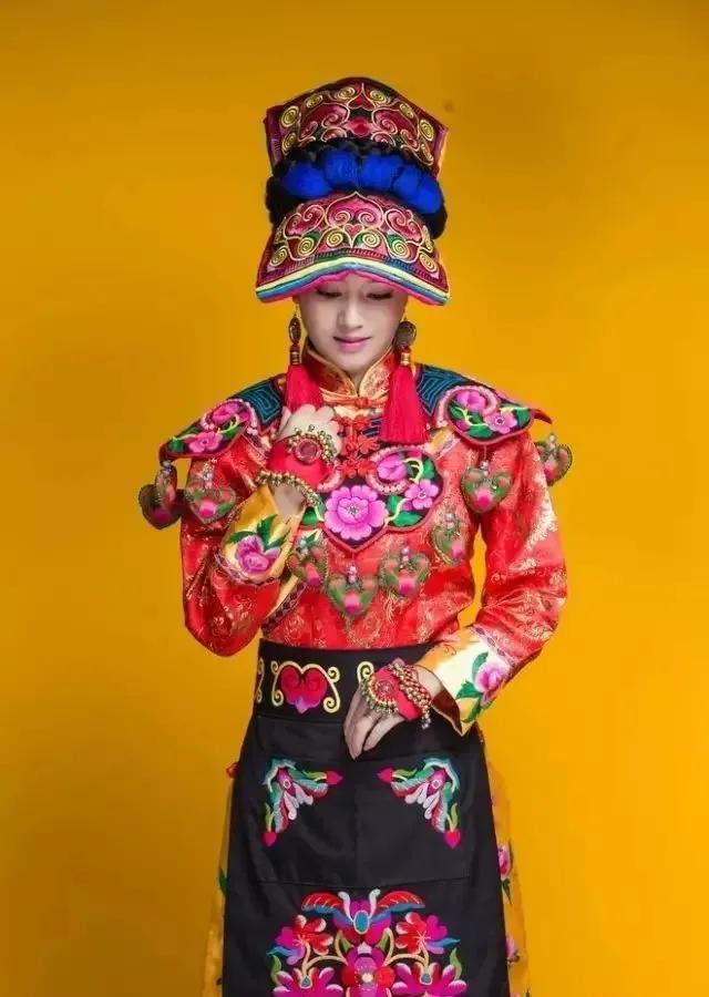 风雅绵州羌绣云朵之上绣出五彩斑斓