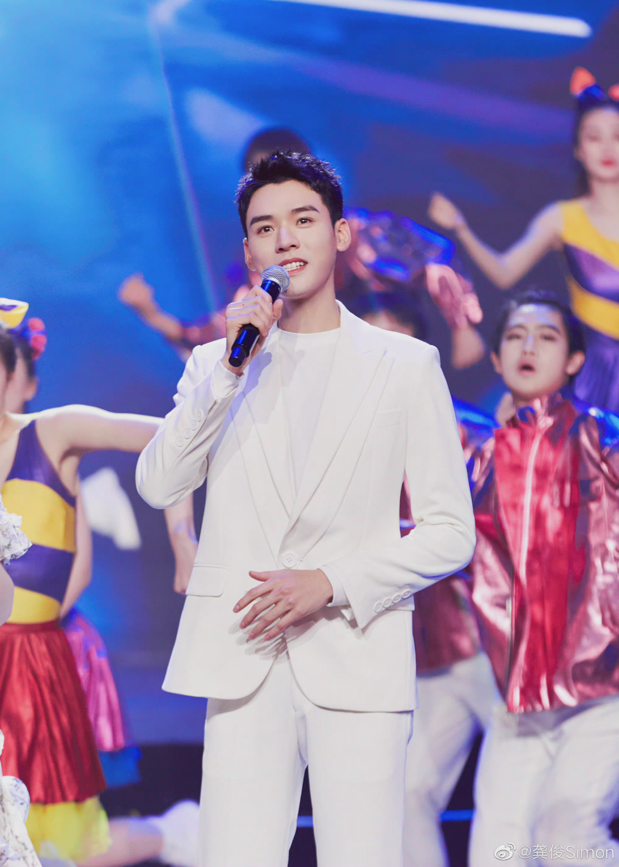 龚俊晒录音室随拍预告新歌照白色针织上衣日常造型帅气十足