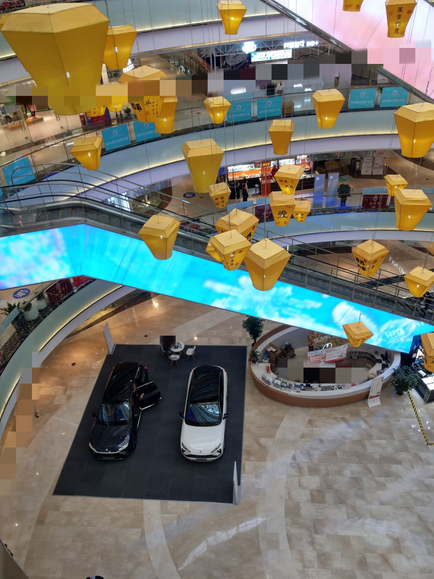 记得前几年,并没有卖车商家选择在商场,购物中心等地方,摆出车辆展示