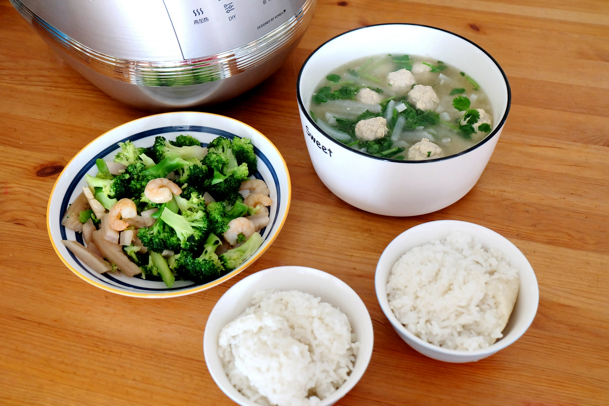 母女俩的午餐特简单,1汤1菜1饭,荤素搭配营养丰富,好吃又好做