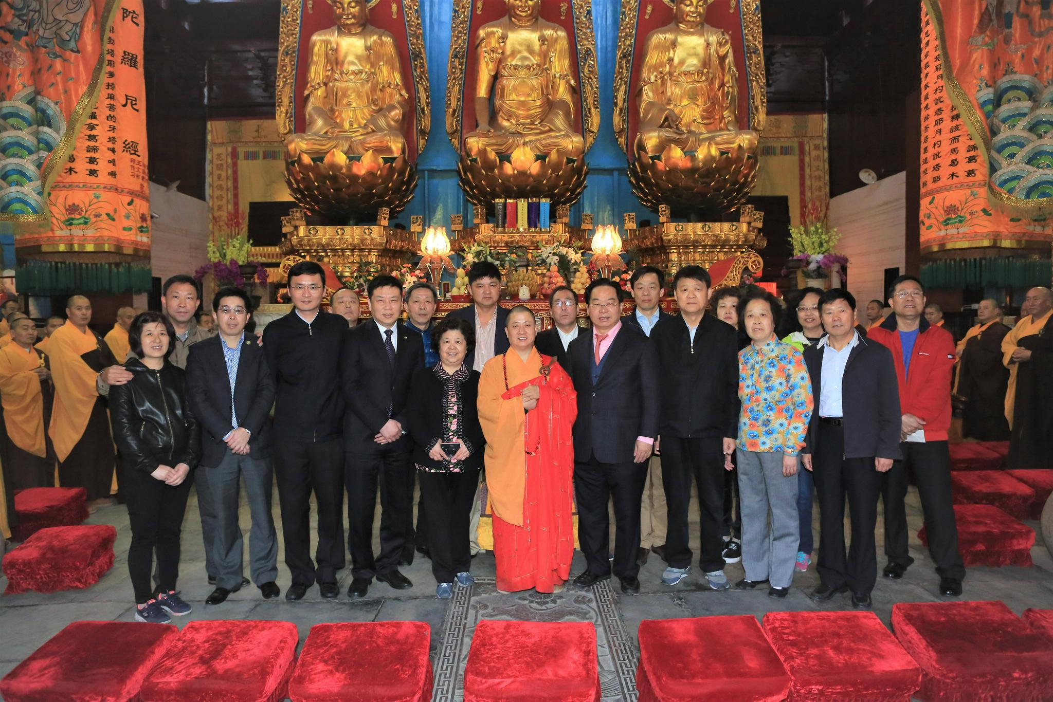 图说:2016年4月,杨永法向安徽九华山捐赠《杨永法地藏菩萨本愿经》(上