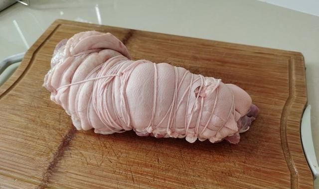 白切猪手刮毛去骨绑片煮汤汁醮料一个猪手做得好细腻