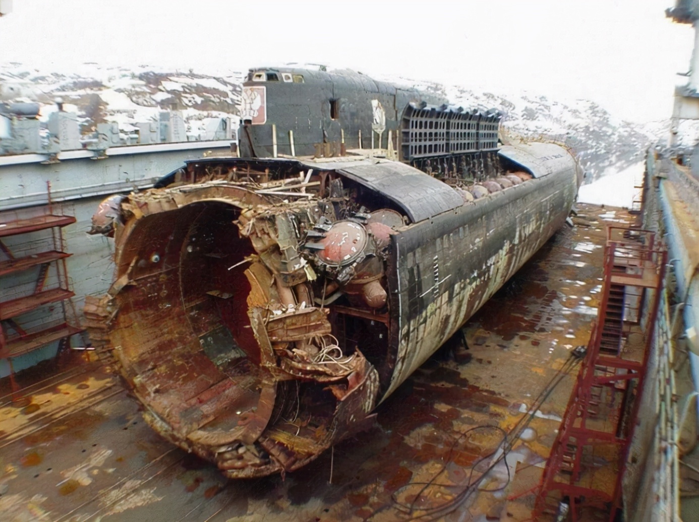 俄军上将库尔斯克号是被北约核潜艇撞沉的但我不能说它的名字