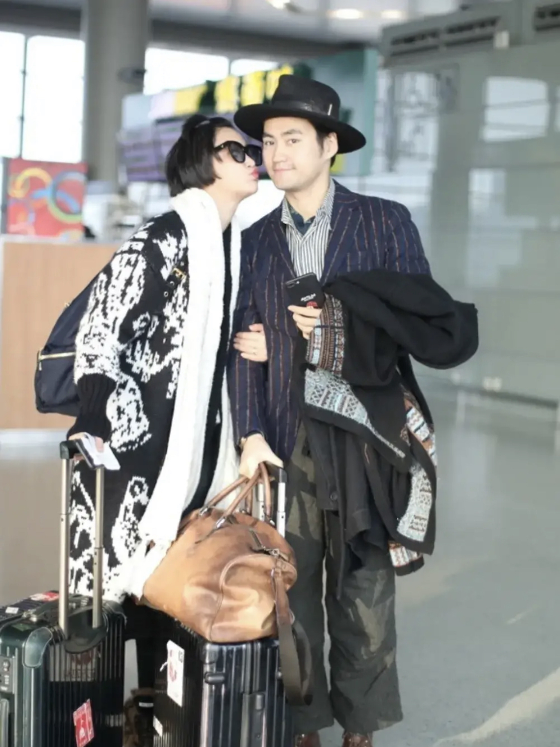 张歆艺不愧是二姐和老公走机场穿针织衫配围巾气场真强