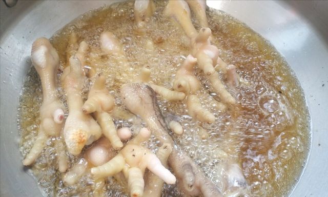 做虎皮鸡爪,要想酥烂脱骨又入味,个个起虎皮,关键1步要牢记休闲区蓝鸢梦想 - Www.slyday.coM