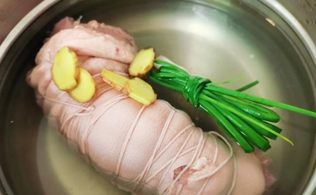白切猪手刮毛去骨绑片煮汤汁醮料一个猪手做得好细腻