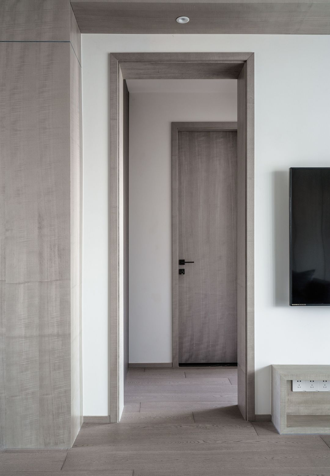 电视背景墙后是次卧的位置,位置极佳,十分方便老人的居住.