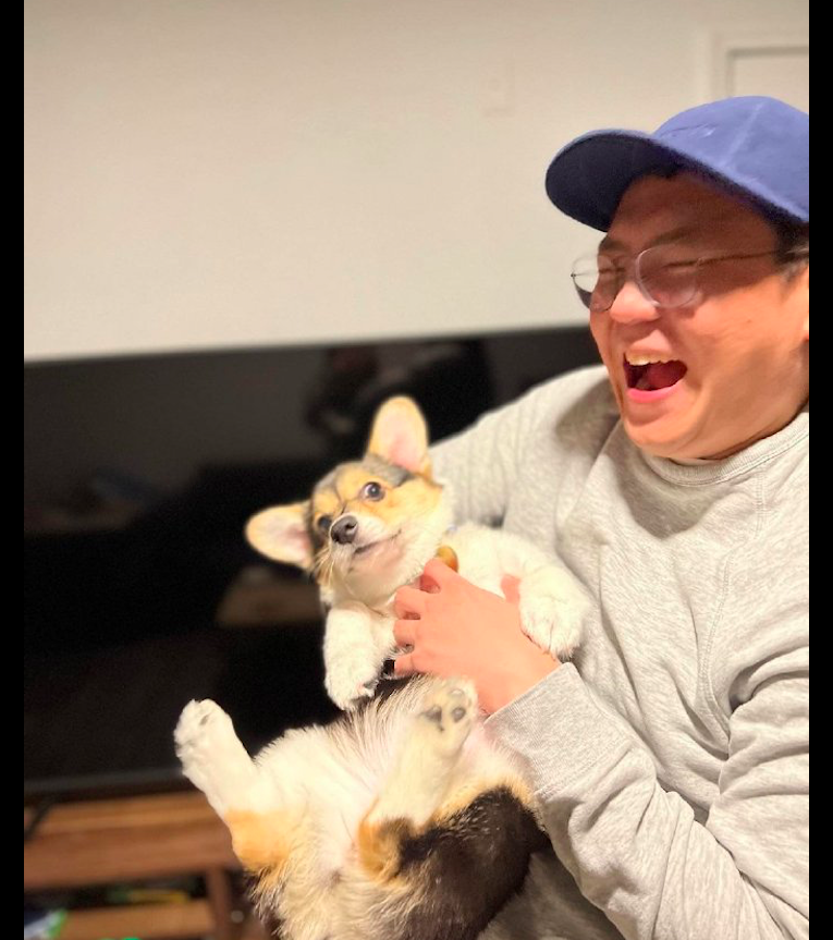 男主人抱着柯基撸狗他们的表情有着鲜明对比原谅我不厚道笑了