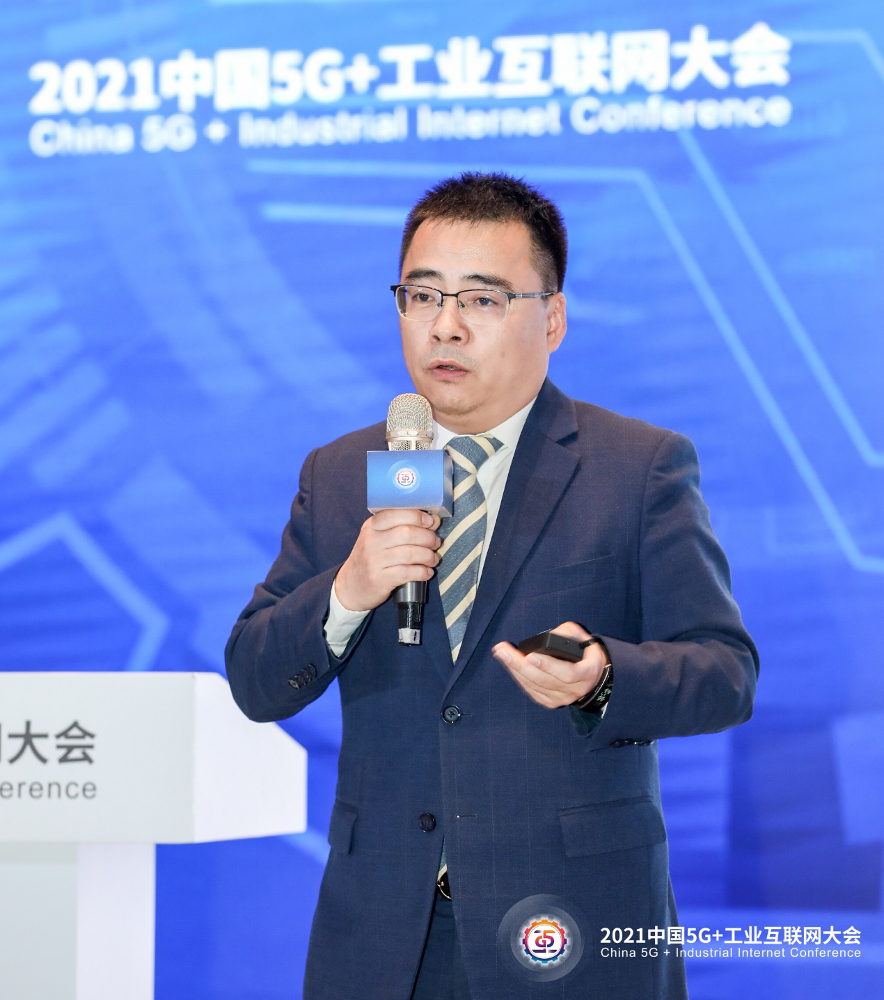一个论断,被称作阿玛拉定律:"人们总是高估一项科技所带来的短期效益