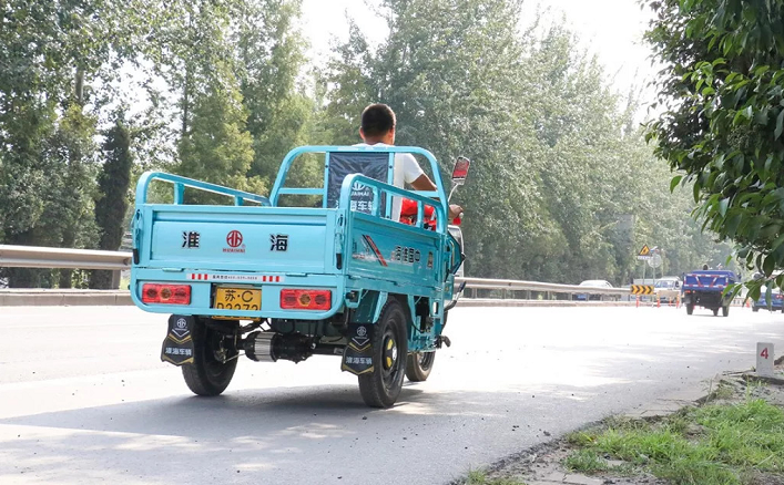 3款载重电动三轮车来了,全国能上牌上路,拉货3000斤,还可自卸