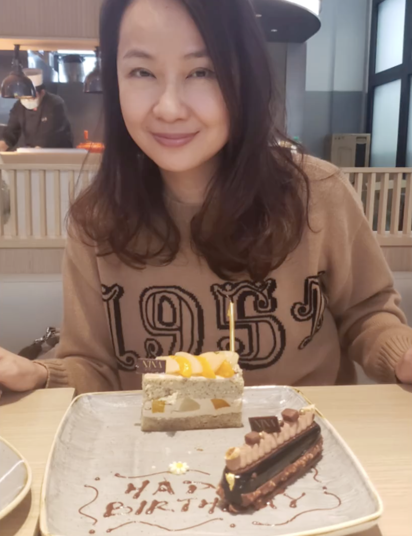 吴镇宇妻子迎50岁生日费曼送吻为妈妈庆祝曝其年轻旧照超惊艳