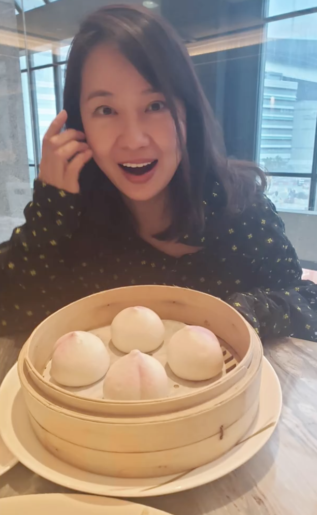 吴镇宇妻子迎50岁生日费曼送吻为妈妈庆祝曝其年轻旧照超惊艳